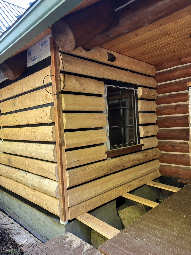 New log replacement section on log home corner